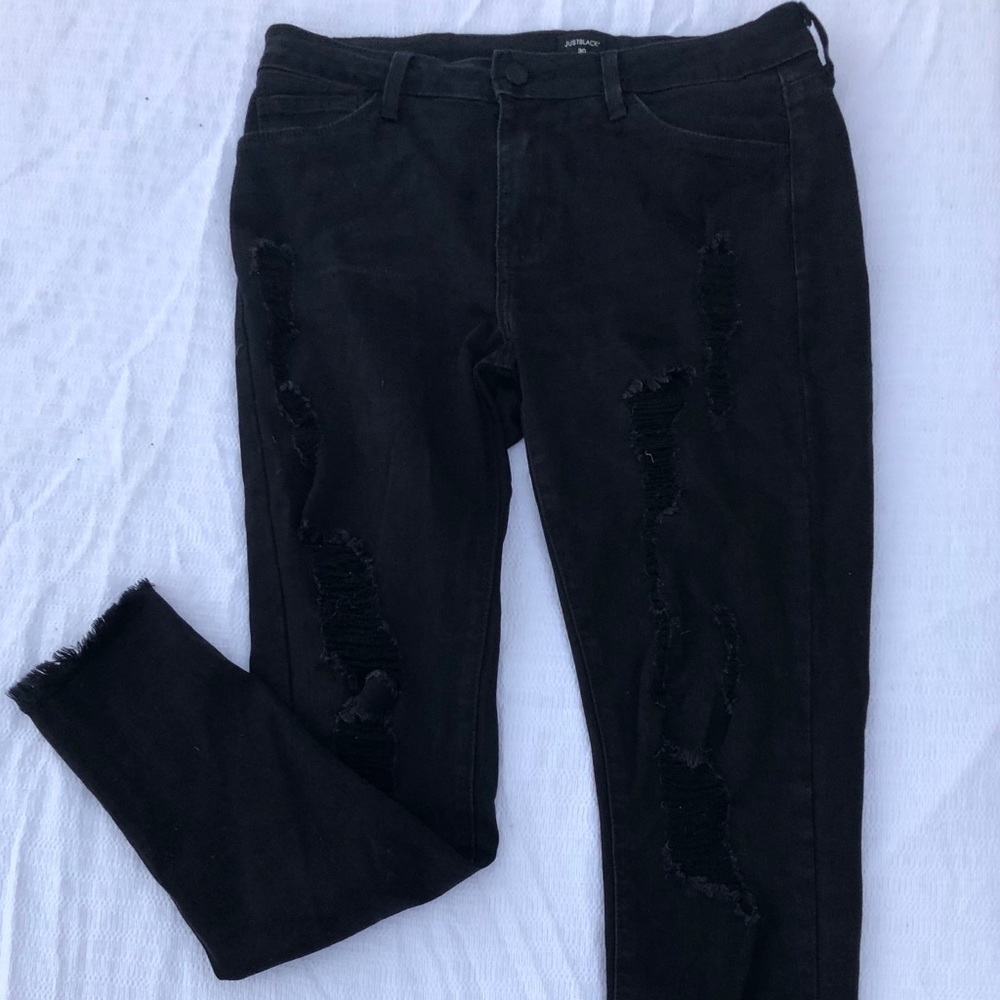 Just black jeans. Size 30. And they are black